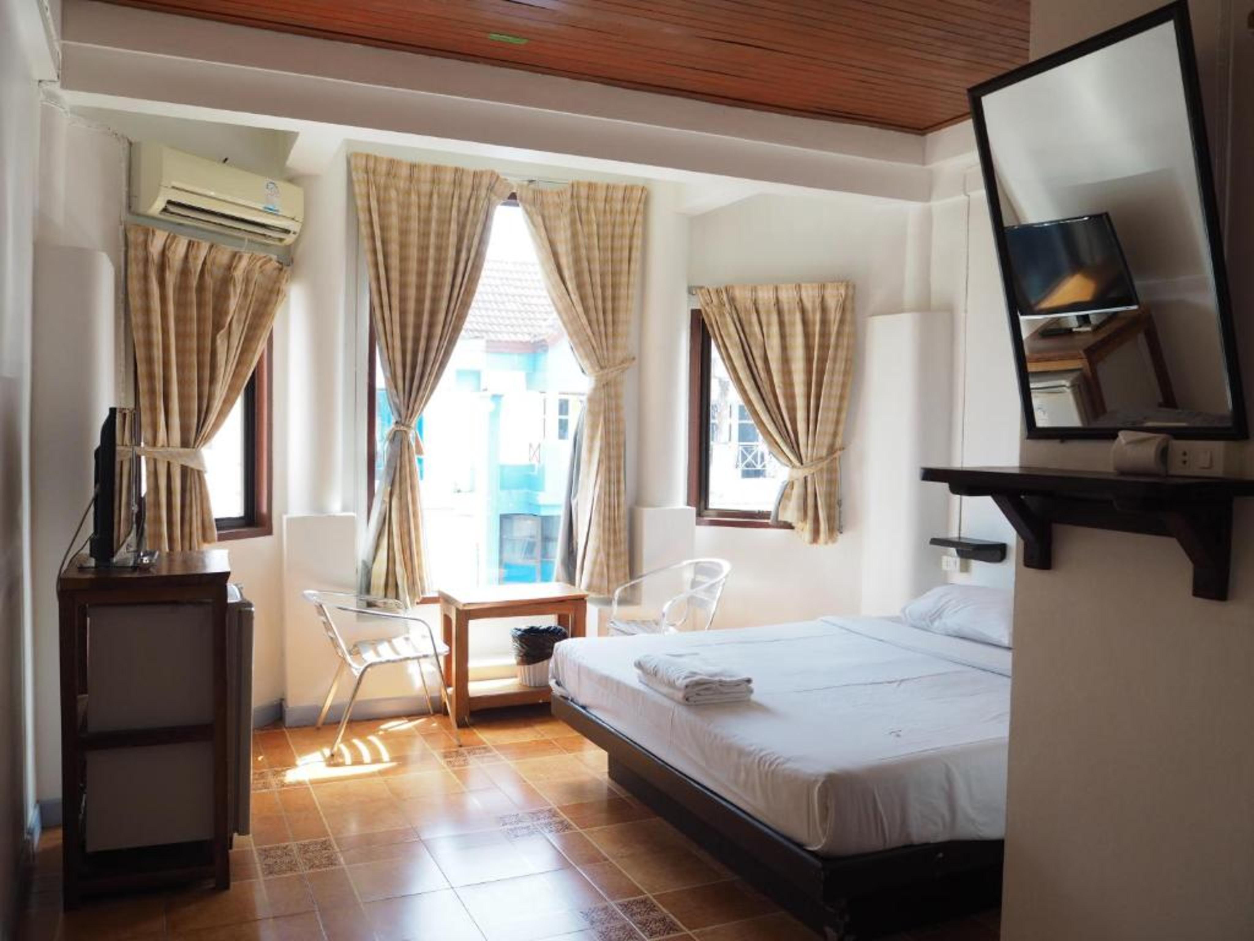 Relax Guesthouse Patong Exterior photo