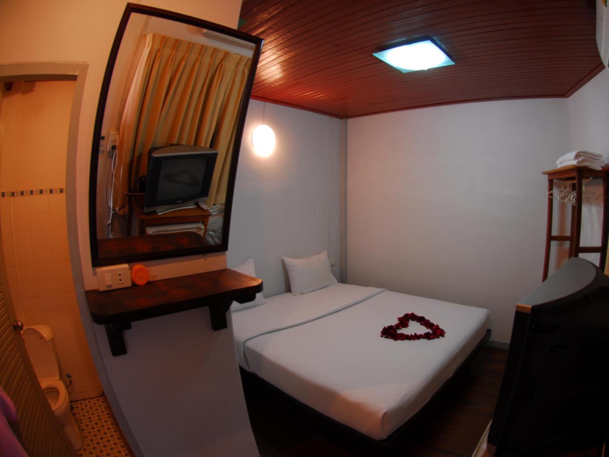Relax Guesthouse Patong Exterior photo