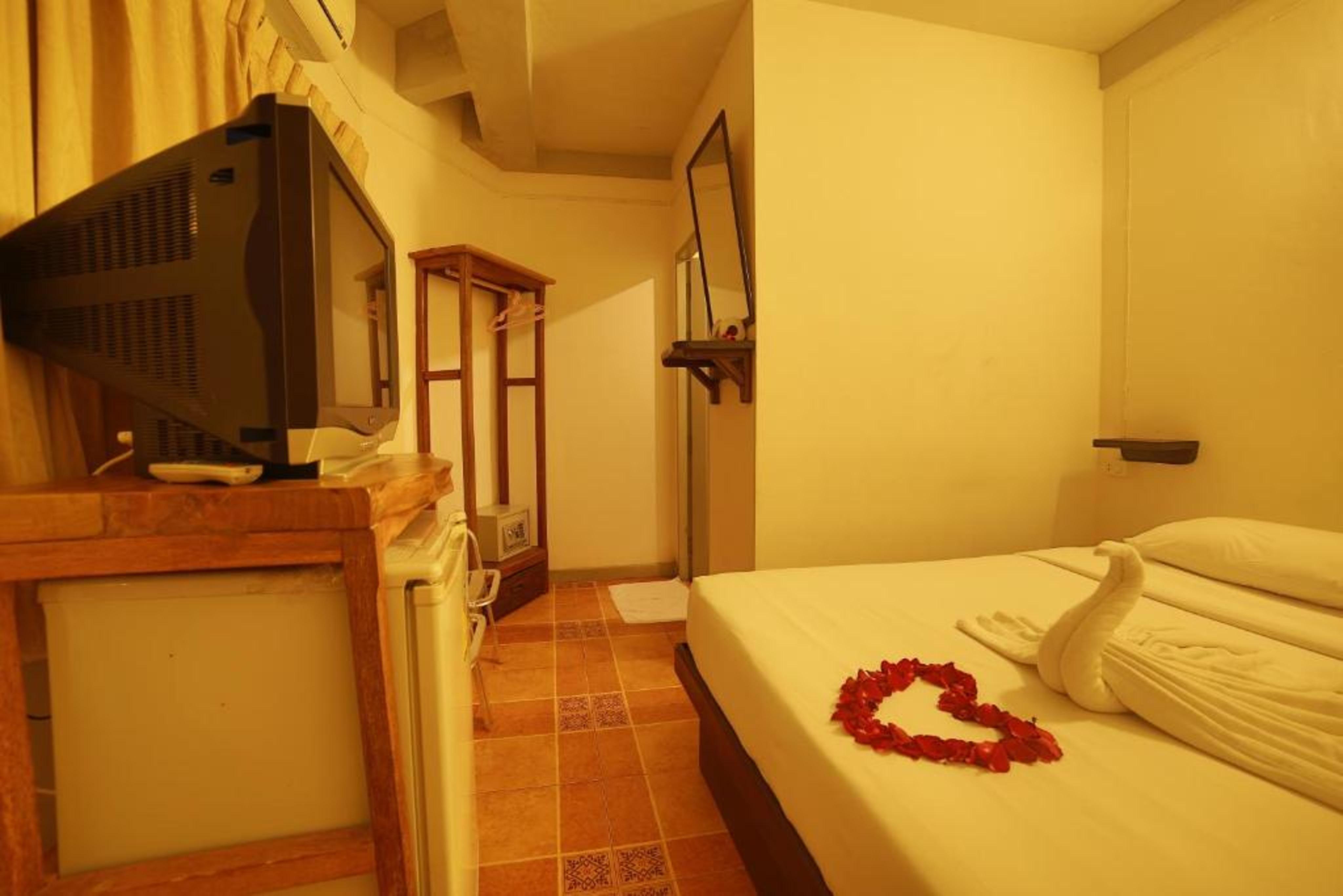 Relax Guesthouse Patong Exterior photo