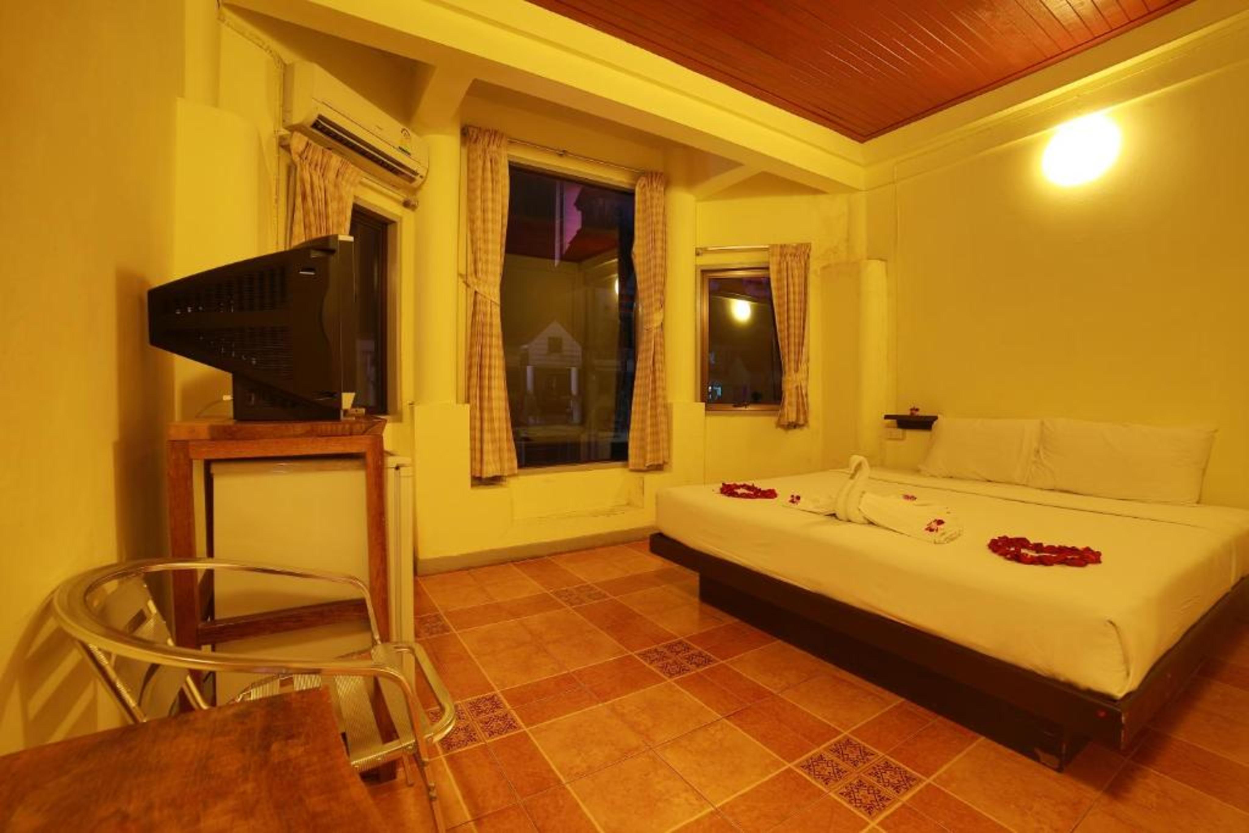 Relax Guesthouse Patong Exterior photo